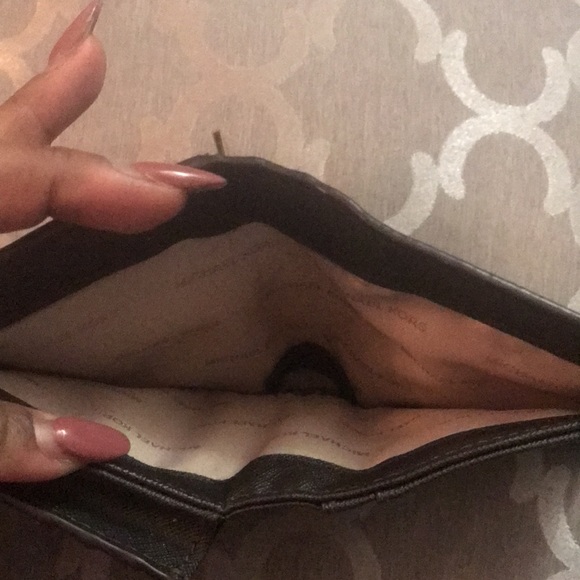 Michael Kors signature bifold wallet - Picture 12 of 17